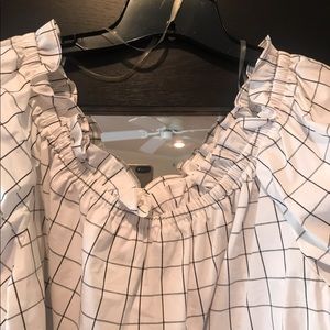 Brand new Off/on the shoulders top